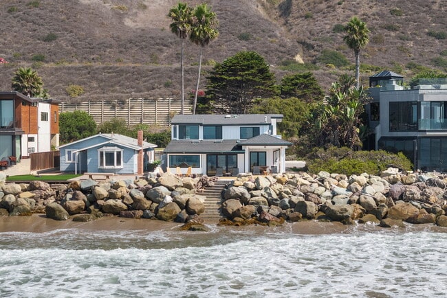 Building Photo - 2988 Solimar Beach Dr