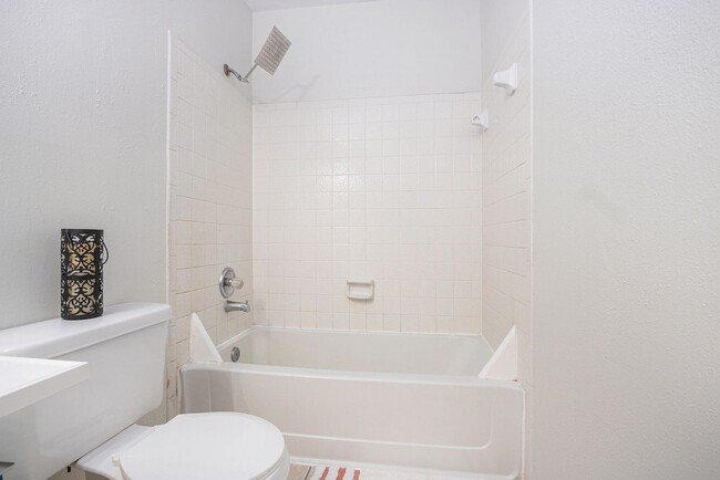 Building Photo - Excellent location under $1500!
