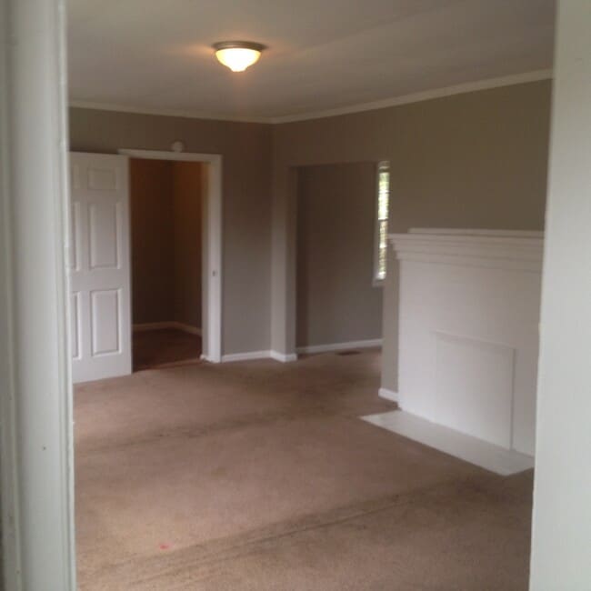 Building Photo - **AVAILABLE NOW**3 Bedroom / 1 Bathroom Ho...