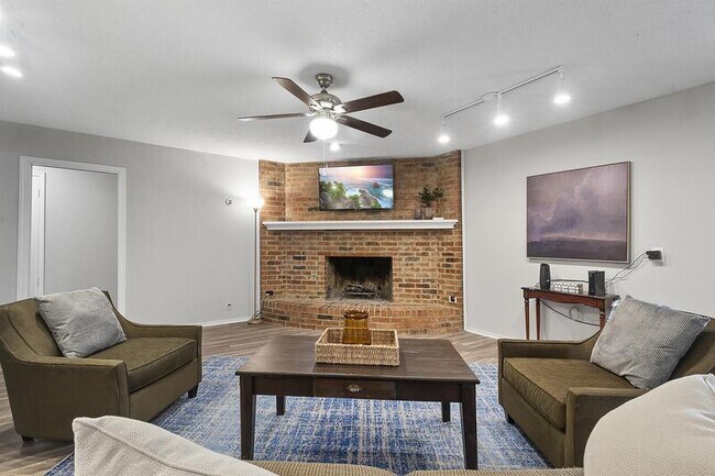 Building Photo - 2112 Chaucer Street