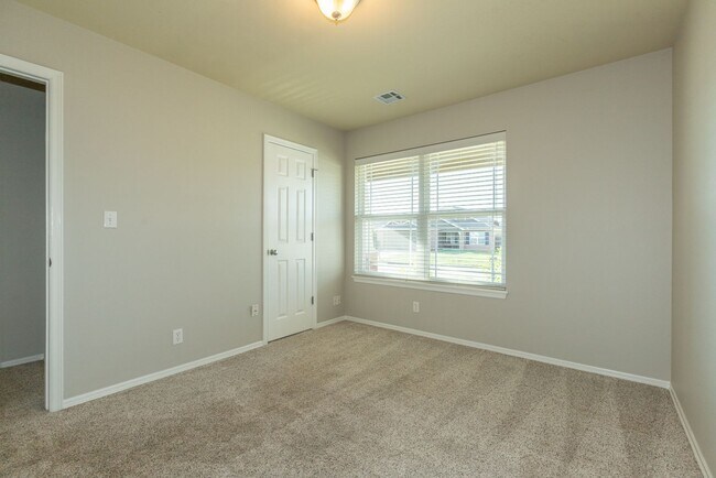 Building Photo - Charming 3 Bed/2 Bath near pool!