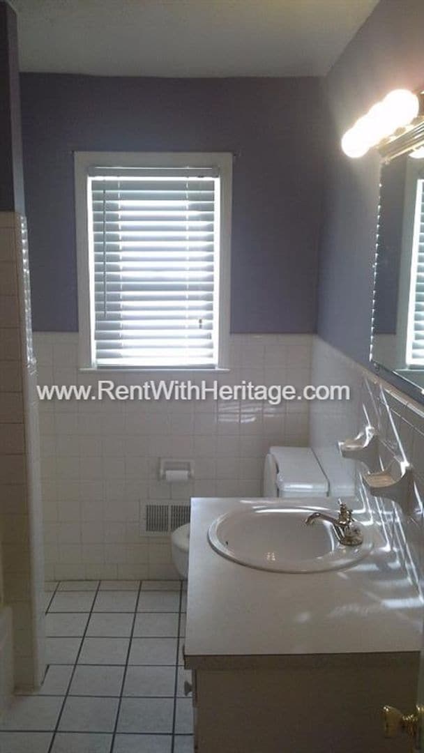 Building Photo - Amazing 4 Bedroom/ 2 Bath Home / Bonus Roo...