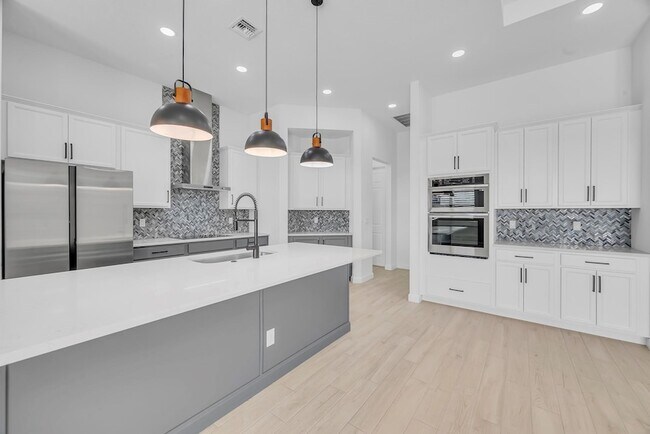 Building Photo - 912 SW Bellevue Ave