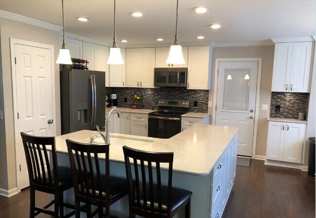 Building Photo - 3bed/2bth. Once acre lot w/storage shed an...
