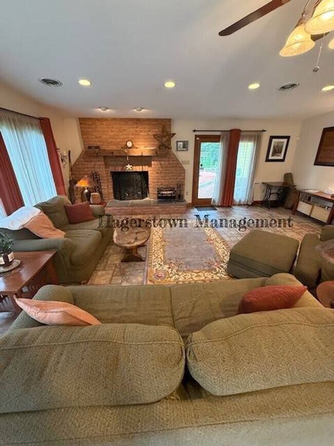 Building Photo - 3 Bedroom Home in Picturesque Appalacian M...
