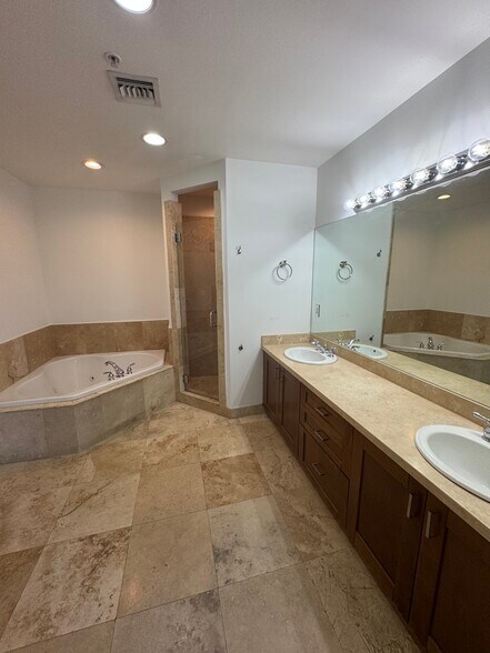 Building Photo - 2515 NE 18th St