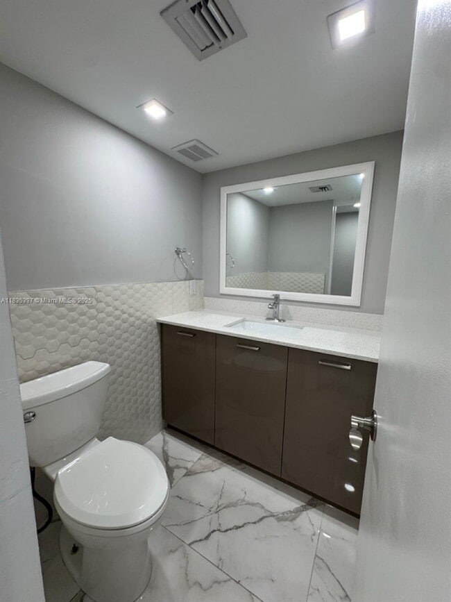 Building Photo - 15011 Coconut Ct