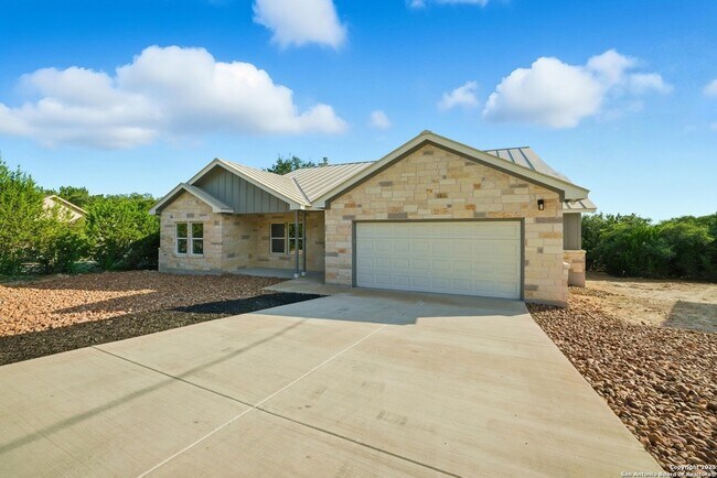Building Photo - 207 Deer Oaks Dr