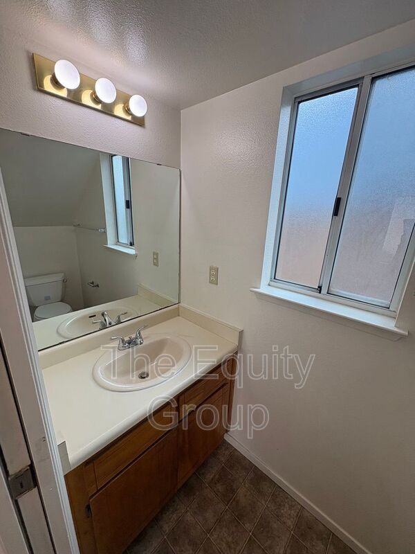 Building Photo - 2408 W Packwood Dr