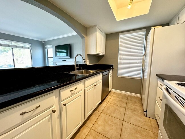 Building Photo - AVAILABLE NOW!! 1 Bed / 1 Bath Condo in Palm Lake in Palm Desert!