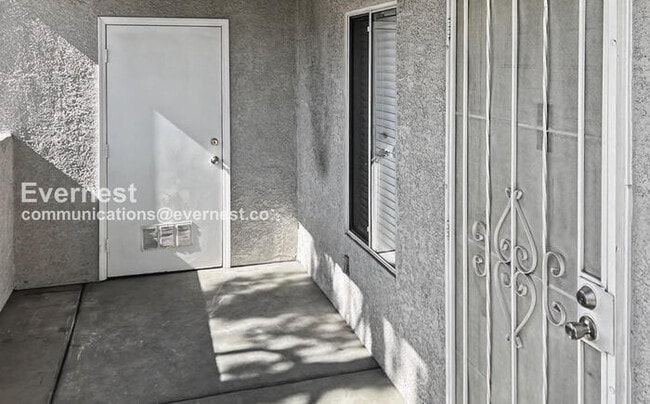 Building Photo - 5922 W Vegas Dr