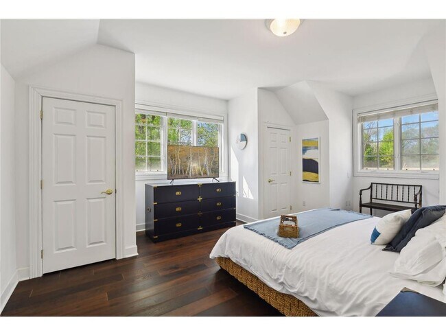 Building Photo - 3115 N Shore Dr