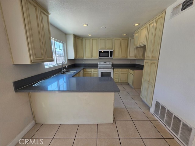 Building Photo - 969 S Sage Ave