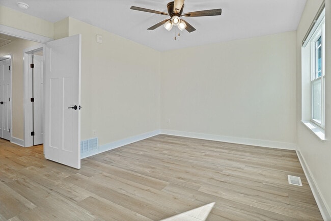 Building Photo - 116 Eiche Dr