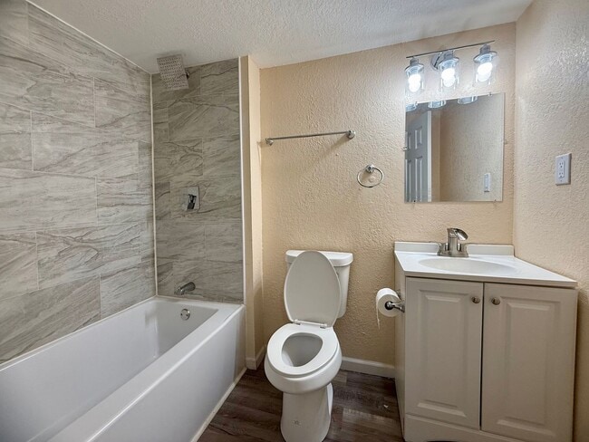 Building Photo - Updated 4 bedroom 2 bath home!