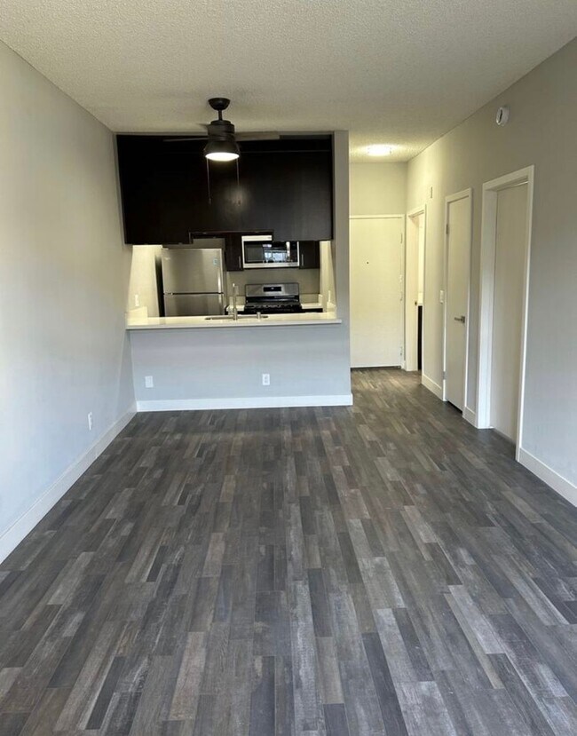 Building Photo - 1 bed 1 bath Apartment. 1st month $1500.00 credit.