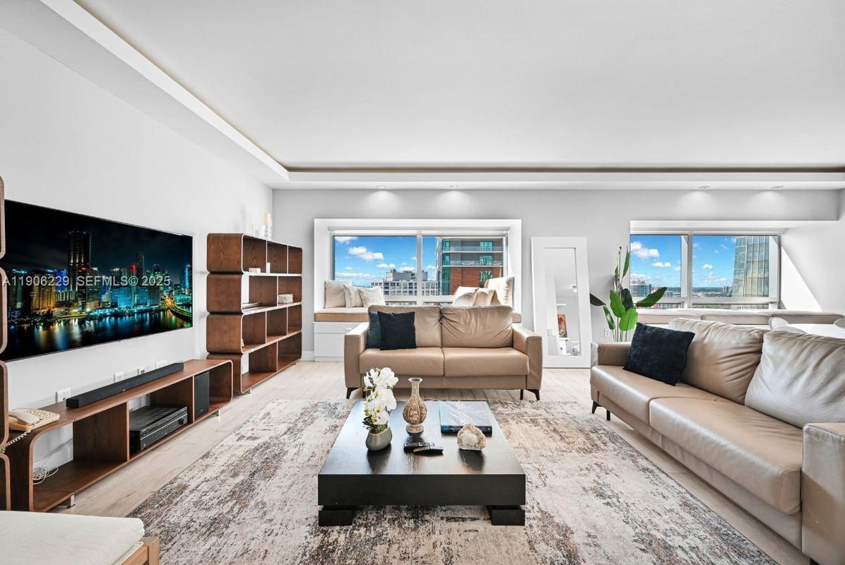 Building Photo - 1435 Brickell Ave