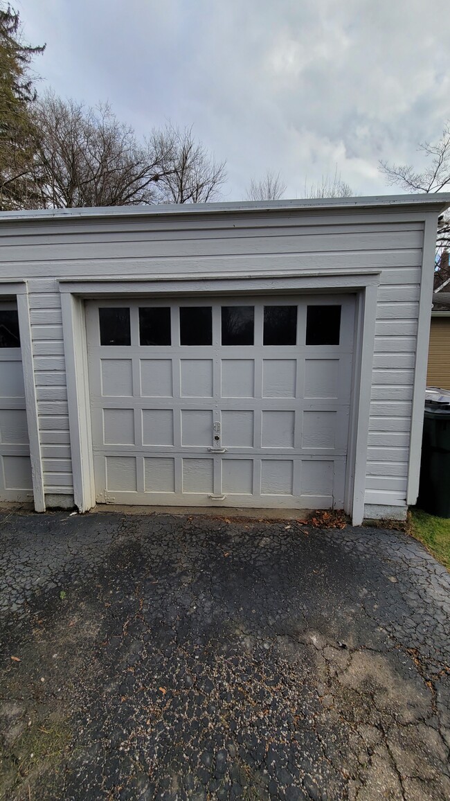 Locking Garage - 128 E University St