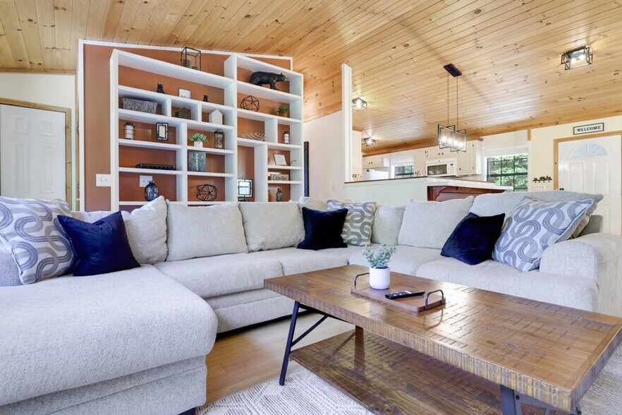 Building Photo - 443 Fox Run Dr