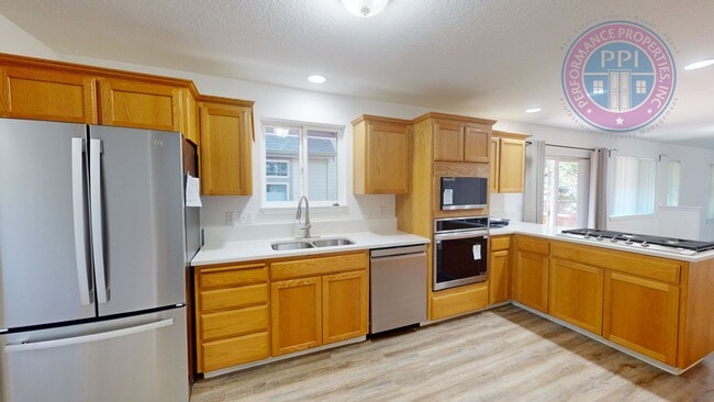 Building Photo - LAKE OSWEGO, FIRST ADDITION  / SINGLE LEVEL, NEWLY UPDATED, BASEMENT & GARAGE