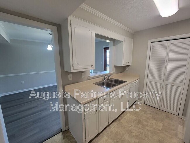 Building Photo - 3921 Miramar Dr Ext