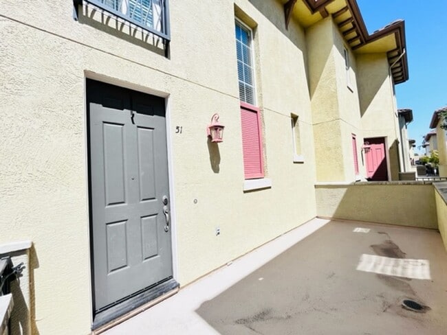 Building Photo - Beautiful 3BD/2.5BA Tri-Level Gallery Walk...
