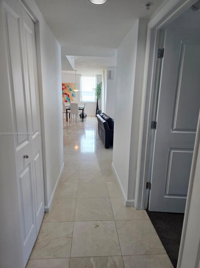 Building Photo - 610 W Las Olas Blvd