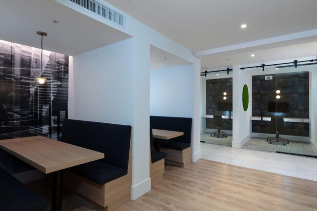 Building Photo - 200 Infinity Wy