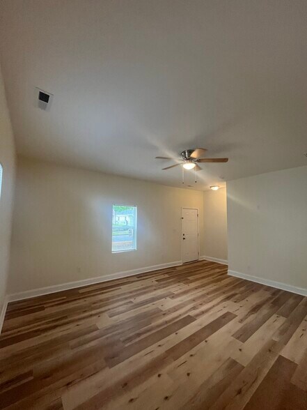 Living room - 405 Maplewood Ave NE