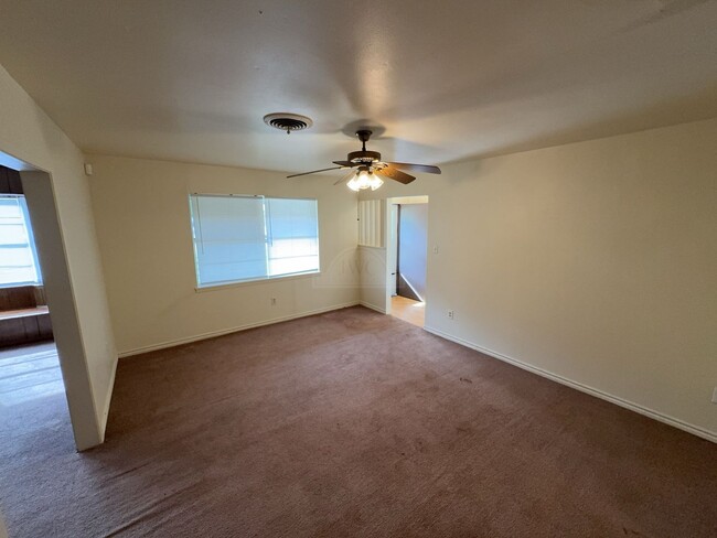 Building Photo - 208 Oak St