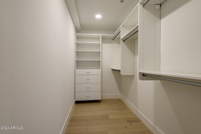 Building Photo - 7117 E Rancho Vista Dr