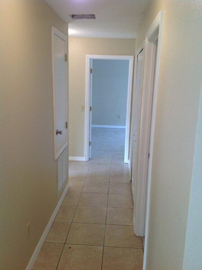 Building Photo - Taft Area/S Orange Ave - Cute 3 bedroom 2 ...