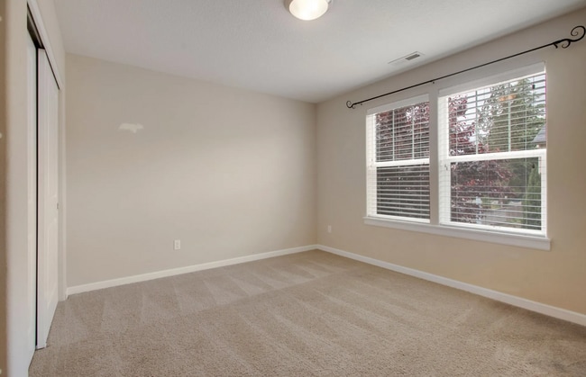 Building Photo - 253 NE Sloane Way