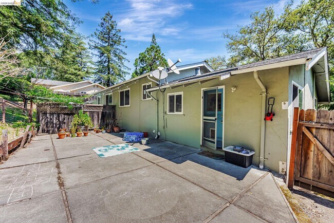 Building Photo - 2050 Donald Dr