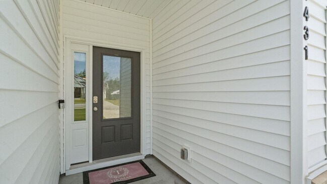 Building Photo - Beautiful 4-Bedroom Home in The Commons Featuring a Convenient Floor Plan