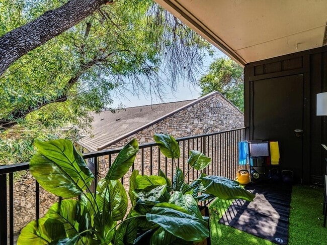 Building Photo - 500 E Riverside Dr