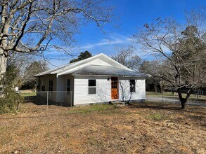 Building Photo - Newly remodeled 3 BDR / 1 BA - Huge Yard