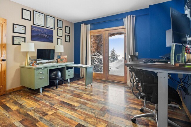 Building Photo - Spacious 6-bedroom, 4.5-bathroom home is i...