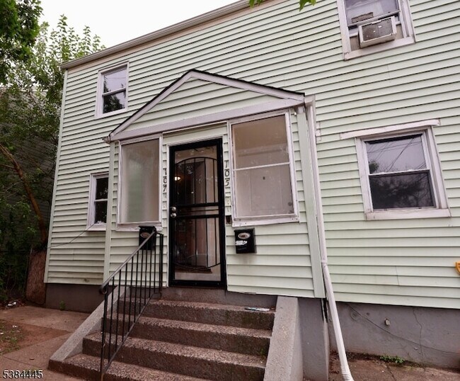 Building Photo - 105 Hanford St