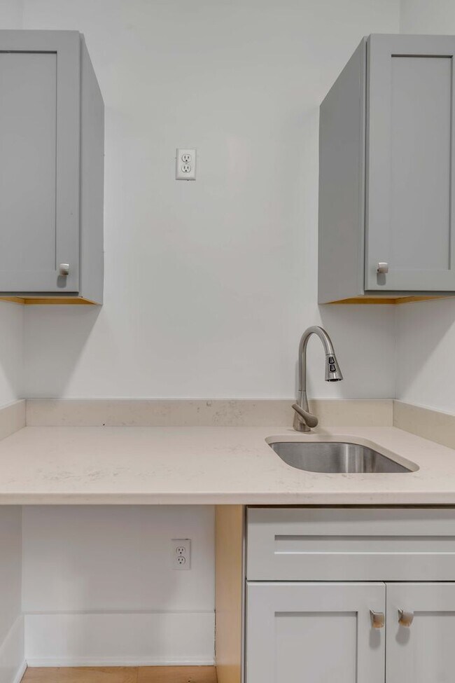 Building Photo - Fully Furnished Downtown Rental