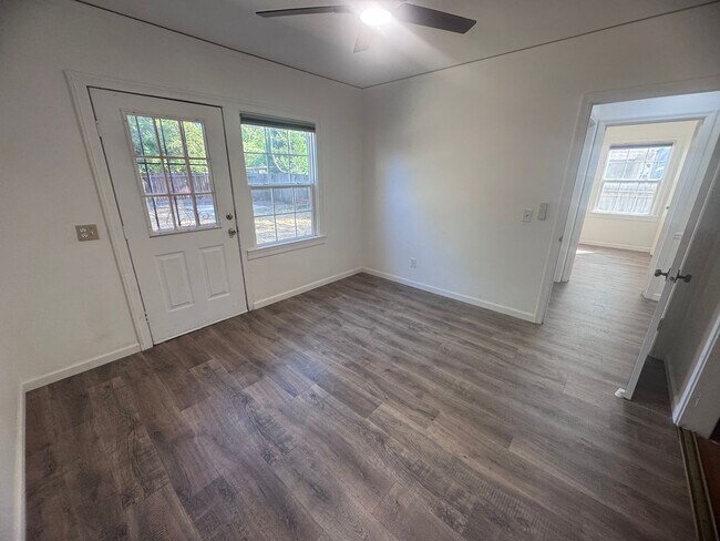 Building Photo - 2-Bedroom Home in the State Streets!