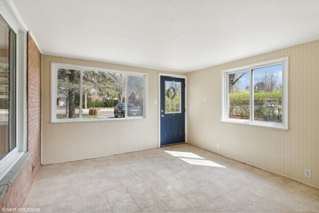 Building Photo - 403 E Lake Ave