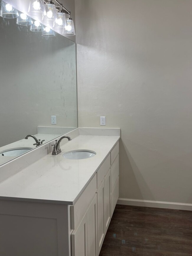 Building Photo - The Enclave-3 bed 2.5 bath home