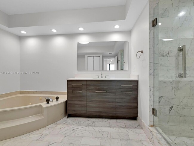 Master Bathroom - 20281 E Country Club Dr