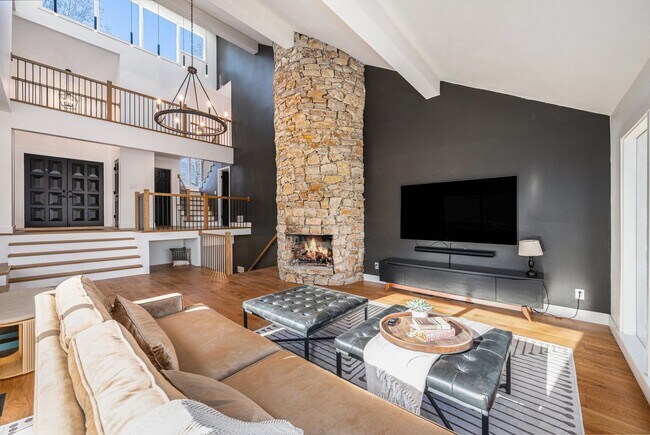 Building Photo - Renovated Lakefront 5 Bedroom Home with 2 Garages!