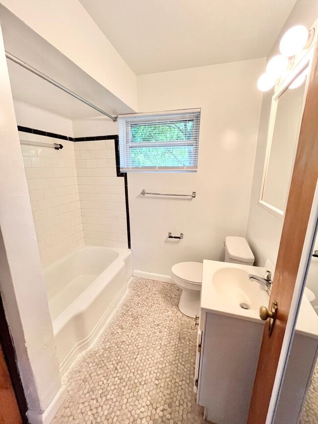 Building Photo - 112 Shepherd Ave