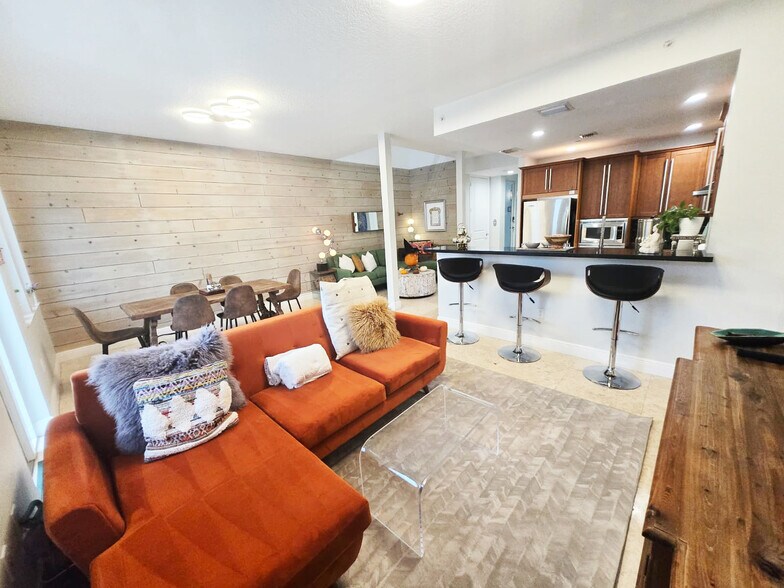 Building Photo - 302 NE 8th Ave