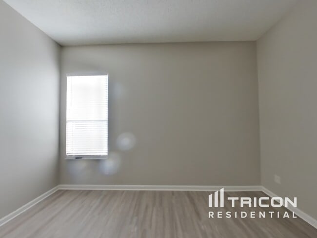 Building Photo - 3264 Abbeyfield Dr E