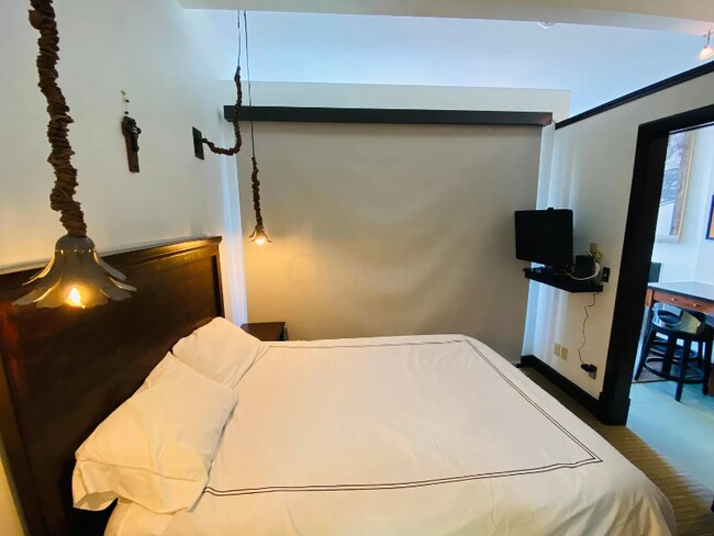 Building Photo - 12 W Poplar Ave