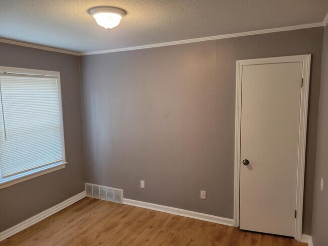 Building Photo - 7506 Rainbow Dr